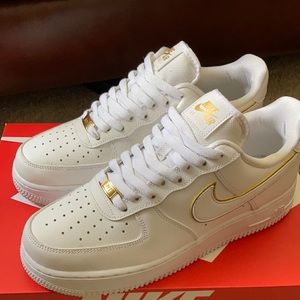 Women’s Air Force 1 07 ESS 'Metallic Gold'